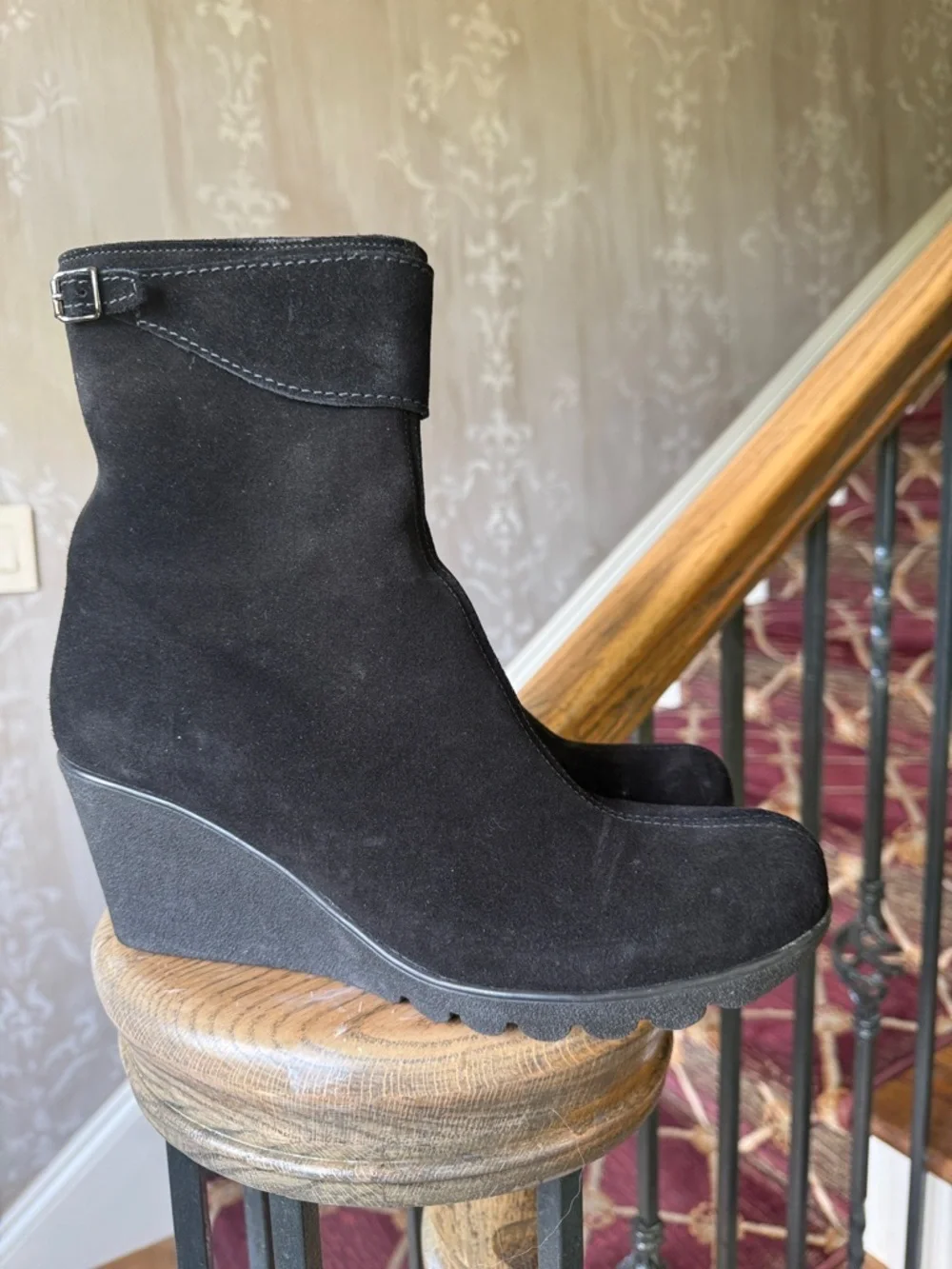LA CANADIENNE ladies size 10 medium suede boot NWOT